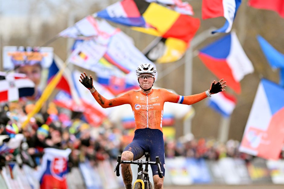 Weergaloze Fem van Empel soleert naar wereldtitel: 'Niet mijn zege, maar die van team Fem'