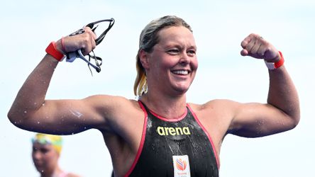 Sharon van Rouwendaal pakt na bloedstollende eindsprint goud bij WK zwemmen op 10 kilometer open water