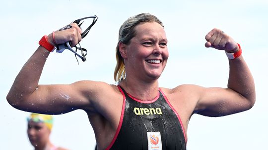 Sharon van Rouwendaal pakt na bloedstollende eindsprint goud bij WK zwemmen op 10 kilometer open water