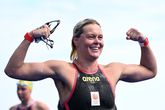 Sharon van Rouwendaal pakt na bloedstollende eindsprint goud bij WK zwemmen op 10 kilometer open water