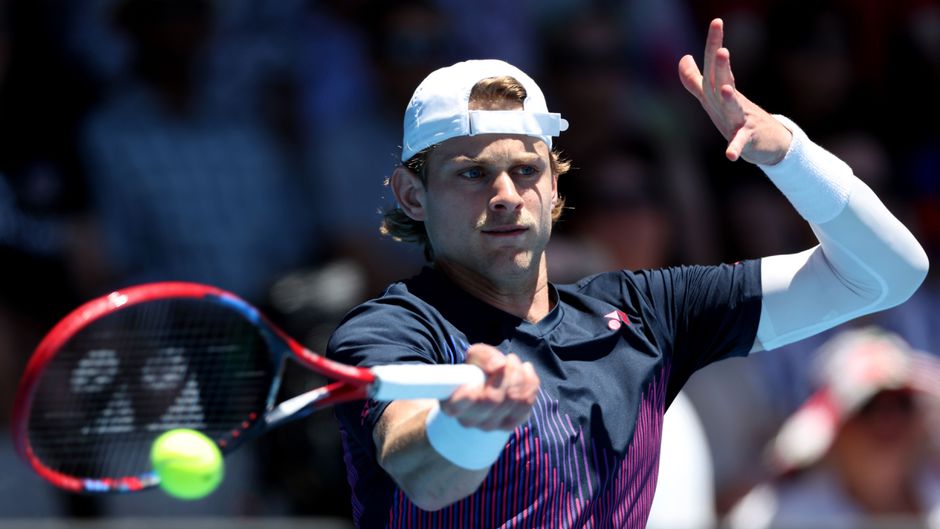 Enorme rel in Davis Cup nadat tennisser in gezicht werd geraakt: 'Umpire dwong me verder te spelen'