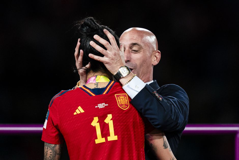 Beruchte ex-voetbalbaas flink bestraft: 'Zijn luizenleventje is hem afgepakt en dat is terecht'
