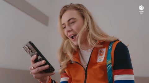 Schaatskampioene Joy Beune verrast bij aankomst op Olympische Winterspelen: 'Nou, dat vind ik héél leuk'