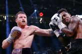 Canelo Alvarez (links) in een eerder gevecht / Getty Images