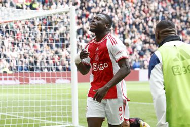 Ajax slaat aanval FC Utrecht met tien man af, John van 't Schip juicht: 'We hebben er een speler bij'