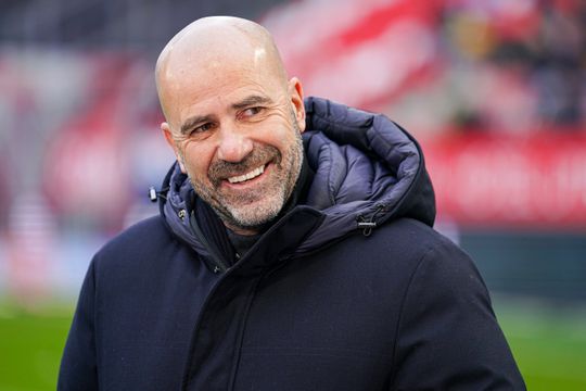 Peter Bosz ontvangt passend cadeau van verslaggever: 'Wat heb je voor lekkers mee?'