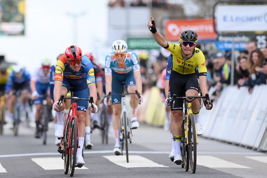 Olav Kooij zorgt bij start Parijs-Nice gelijk voor Nederlandse glorie