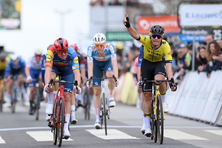 Olav Kooij zorgt bij start Parijs-Nice gelijk voor Nederlandse glorie