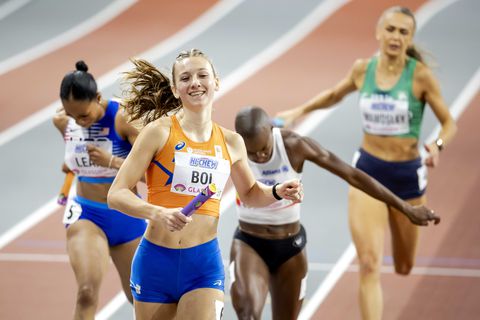 Lachende Femke Bol ook op estafette klasse apart: Nederland overtuigend naar finale