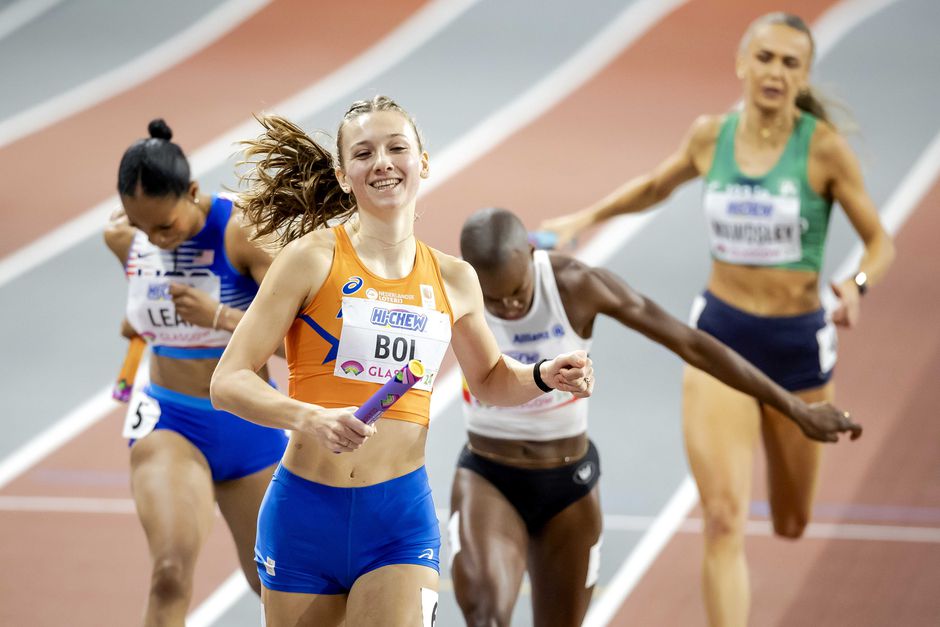 Lachende Femke Bol ook op estafette klasse apart: Nederland overtuigend naar finale