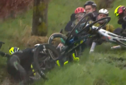 Video | Wielrenners gaan kopje-onder in sloot tijdens GP Monseré na massale val