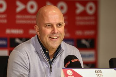 Feyenoord-coach Arne Slot knipoogt naar Ajax na gelijkspel tegen PSV: 'Spelers krijgen nu drie dagen vrij'