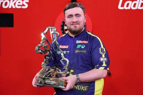Bankrekening Luke Littler blijft groeien: tienersensatie verdient enorm bedrag aan prijzengeld met winst op UK Open