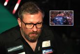 James Wade deed iets bijzonders tijdens de omhelzing met Luke Humphries op de UK Open. © Getty Images & screenshot Viaplay