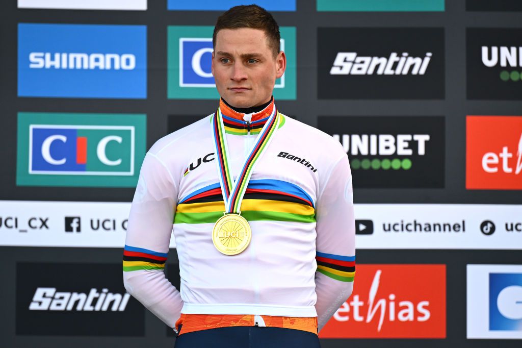 Mathieu van der Poel verrast met vroegere start dan gepland, Nederlander verschijnt 'onherkenbaar'