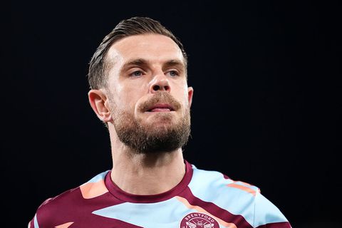 Ex-Ajacied (35) gaat als een bezetene tekeer en moet door teamgenoten én trainer uit chaos getrokken worden