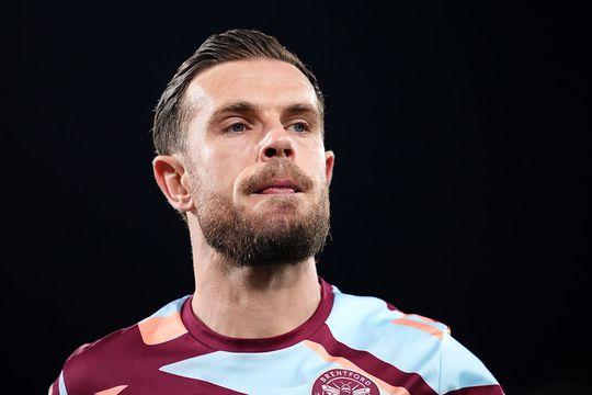 Ex-Ajacied (35) gaat als een bezetene tekeer en moet door teamgenoten én trainer uit chaos getrokken worden