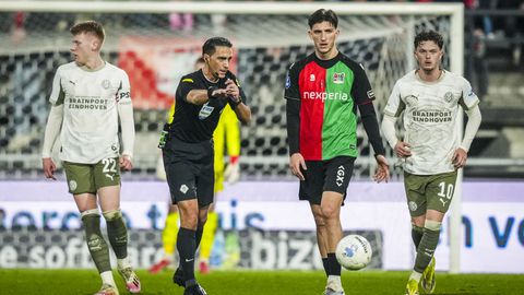 Scheidsrechter Serdar Gözübüyük zorgt voor gefronste wenkbrauwen bij NEC-PSV met discutabele beslissing
