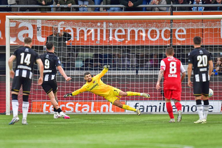 Dramatische nederlaag voor AZ, Heracles krijgt twee penalty's in twee minuten