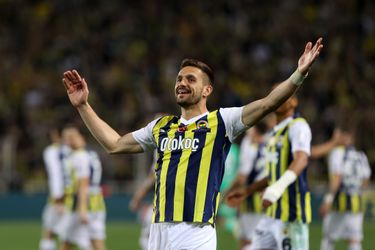 Video | Dusan Tadic scoort wereldgoal vanaf vijftig meter voor Fenerbahçe