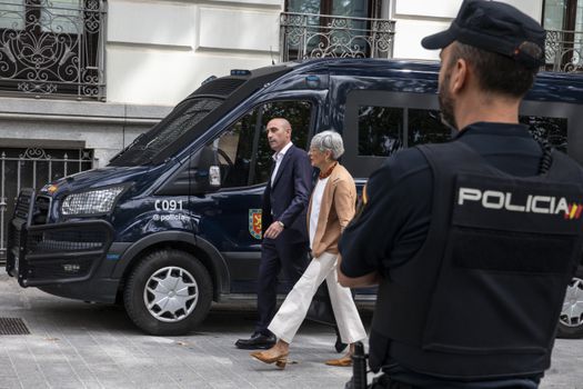 Luis Rubiales direct gearresteerd bij aankomst in Madrid vanwege illegale onderhandelingen