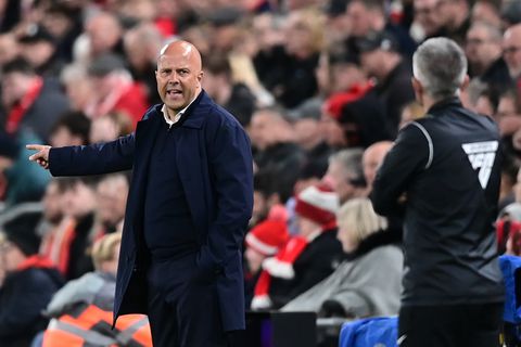 Arne Slot komt met opvallende reactie na snoeiharde tackle tijdens Liverpool - Everton