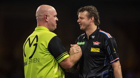 Nederlandse darter profiteert van afmelding Michael van Gerwen en is ineens al 1250 pond rijker
