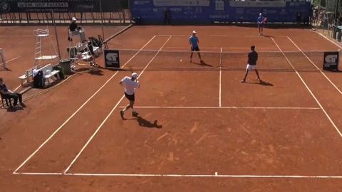 Gefrustreerde tennisser laat zich volledig gaan en slaat bal keihard in gezicht van tegenstander