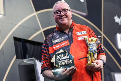 Stephen Bunting vol emotie na moeilijke tijd en zeldzame Premier League-zege: 'Het was een eenzame plek'