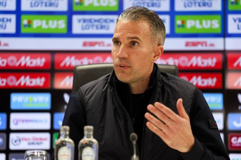 Feyenoord-trainer Robin van Persie motiveert zijn ploeg met Project Champions League: 'Aanhaken of afhaken'
