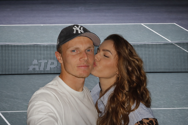 Topschaatsster Pien Hersman steunt tennissende vriend in lastige fase, oogst complimenten langs de baan