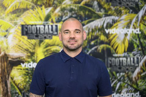 Voetbalicoon Wesley Sneijder (41) duikt met veel jongere vriendin op in openbaar: 'Blij dat hij gelukkig is'