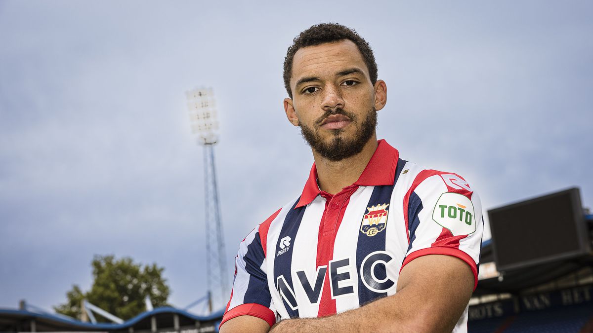 Promotie met een knal: Willem II-speler Jeredy Hilterman rost de bal kapot tegen FC Dordrecht