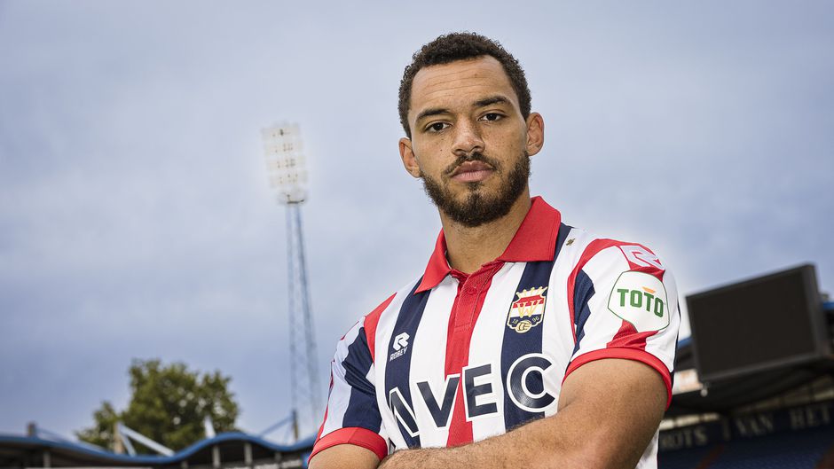 Promotie met een knal: Willem II-speler Jeredy Hilterman rost de bal kapot tegen FC Dordrecht