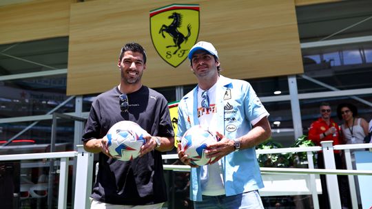 Carlos Sainz laat voetbalskills zien aan Luis Suarez voor Grand Prix van Miami