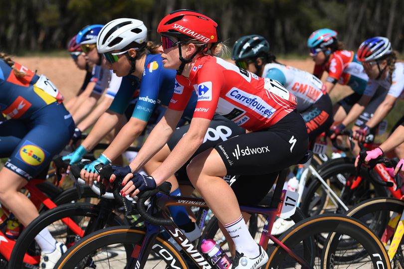 Demi Vollering moet ritwinst aan Française laten maar behoudt leiderstrui in Vuelta Femenina