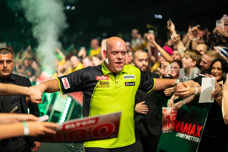 Michael van Gerwen struikelt verrassend over landgenoot die unieke mijlpaal bereikt