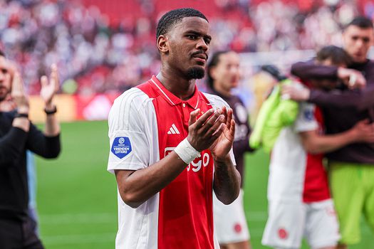 Engelse topclub aast op talentvolle Ajax-tiener Jorrel Hato
