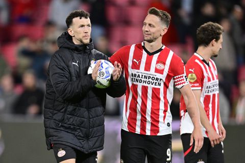 Peter Bosz houdt zijn eigen vrouw ver weg van PSV'er: 'Als hij zijn shirt uittrekt...'