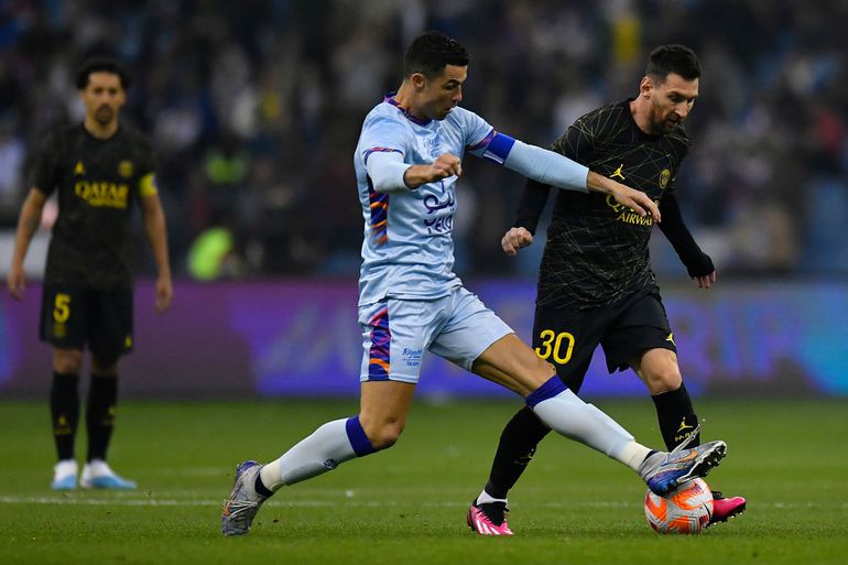 Cristiano Ronaldo is rivaal Lionel Messi een stap voor door zichzelf uit te nodigen