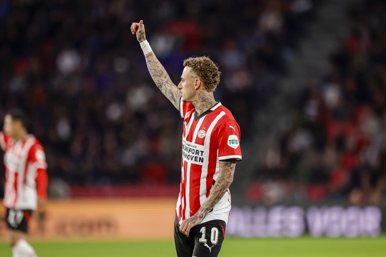 LIVE Eredivisie | Veelbesproken Noa Lang maakt de 3-0 voor PSV na geweldige assist van Guus Til