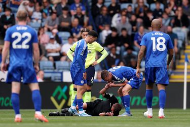 Opvallende beelden uit Premier League: Jamie Vardy speelt scheidsrechter na blessure
