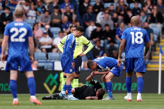 Opvallende beelden uit Premier League: Jamie Vardy speelt scheidsrechter na blessure