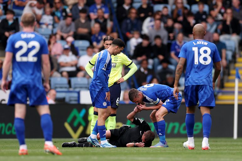 Opvallende beelden uit Premier League: Jamie Vardy speelt scheidsrechter na blessure