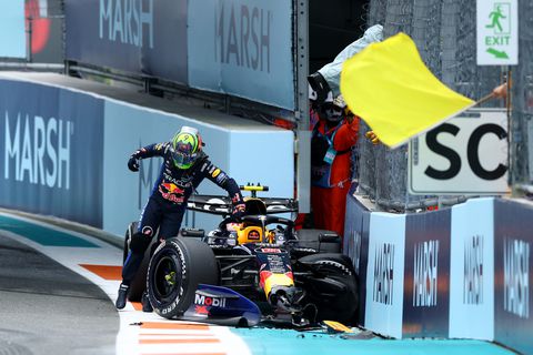 Live Formule 1 | Chaos tijdens GP van Miami: Max Verstappen spint en ziet vier coureurs crashen