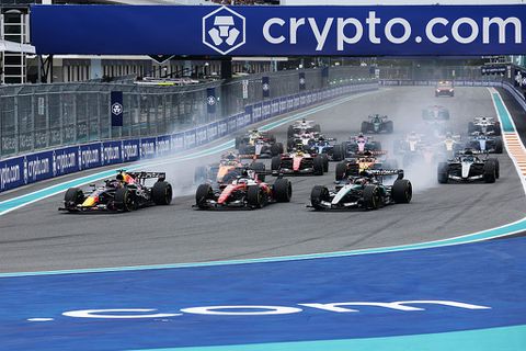 Zeldzame fout kost Max Verstappen mooie positie in Miami, Nederlander ziet teamgenoot ook nog eens crashen