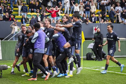 Feyenoord ontsnapt na krankzinnige slotfase en zet enorme stap richting Champions League-voetbal