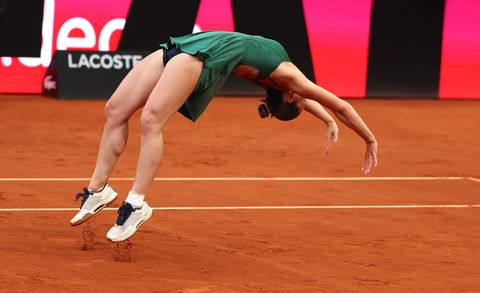 Opmerkelijke actie van toptennisster gaat viraal: winnares (23) viert grote titel met atletische beweging