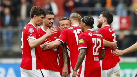 FC Twente lijdt pijnlijk puntenverlies tegen AZ: Ajax en NEC halen opgelucht adem