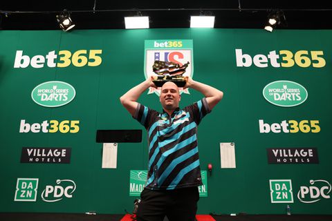 US Open-winnaar Rob Cross zet collega in het zonnetje: 'Één van de aardigste jongens ooit'